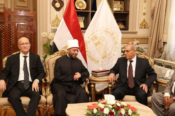وزير الأوقاف يهنئ رئيس محكمة النقض بمناسبة توليه منصبه الجديد المستشار ريعلبنه