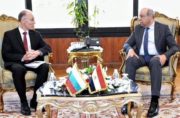 وزير الطيران المدني يستقبل سفير بلغاريا لبحث سُبل التعاون